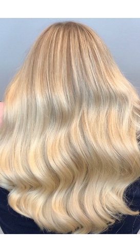 färgteknik foilyage bild på långt blont hår fotat bakifrån