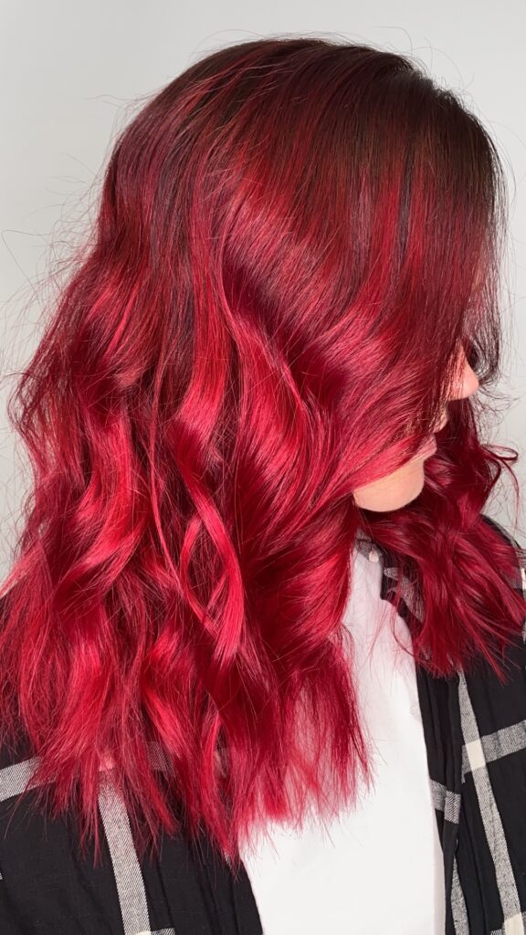 färgteknik colormelt på rött långt hår fotat i profil