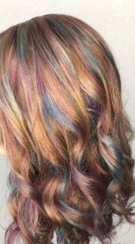 färgteknik marbling fotad från sidan med olika färger i håret